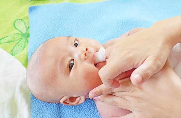 Cách rơ lưỡi bằng rau ngót cho trẻ sơ sinh