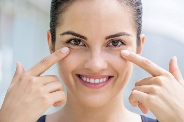 Rau má có tác dụng gì cho da mặt – Làm mờ quầng thâm ở mắt
